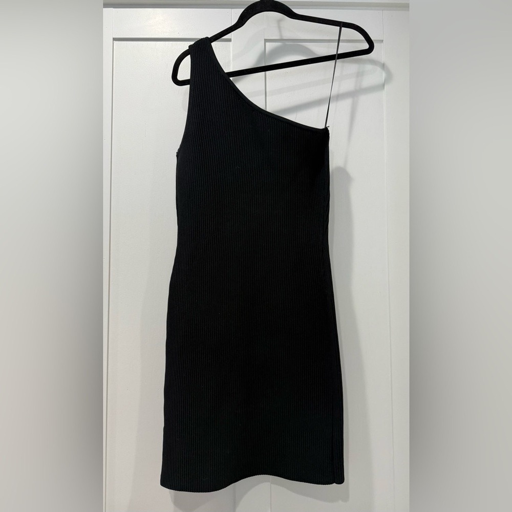 Sincerely Jules Black One-Shoulder Dress‎